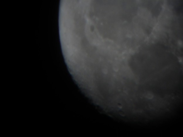 写真: 初めて望遠鏡撮影した月