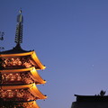 写真: 浅草寺と金星
