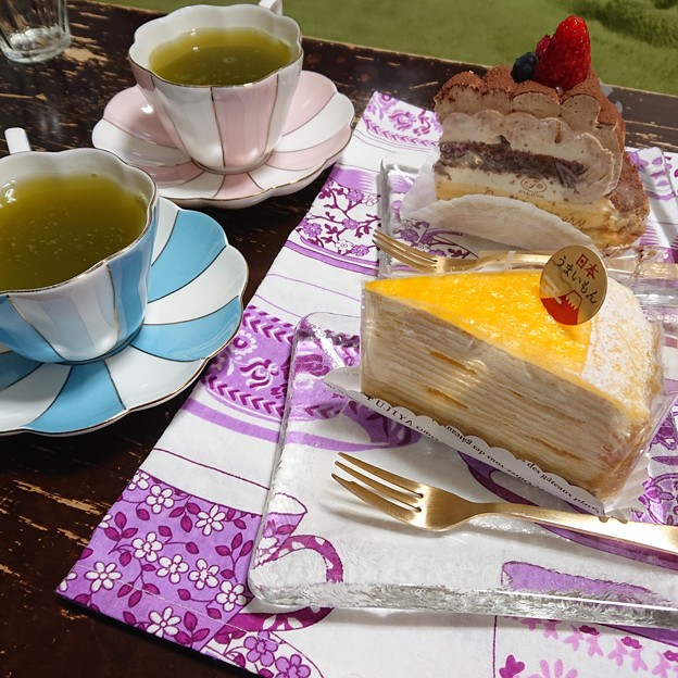 写真: バースデーケーキと緑茶