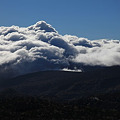 写真: 荒々しい雲の山