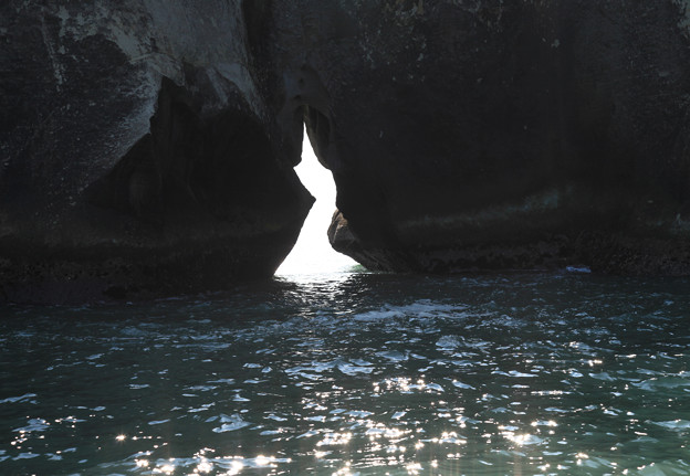 写真: 光り差込む岩穴