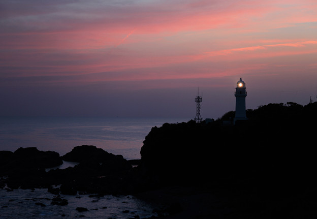 写真: 潮岬に灯が点る