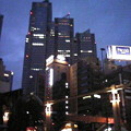 写真: 夕暮れの新宿。