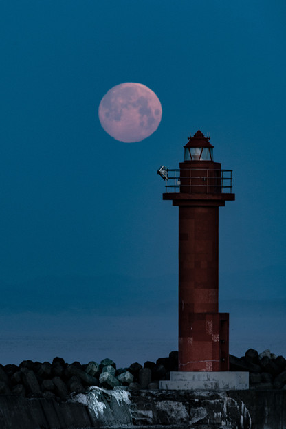 写真: 満月と灯台