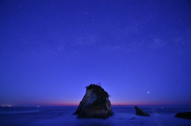 写真: 夫婦岩と天の川（黎明）