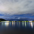 写真: シルエット富士と河口湖の夜景１