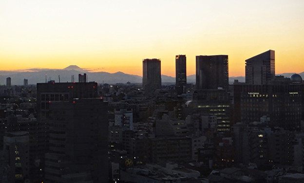 写真: 夕暮れ富士遠望＠渋谷
