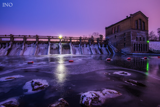 写真: 凍てつくダム