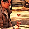 写真: けん玉で遊ぶ女性　DSCN3669 (2)