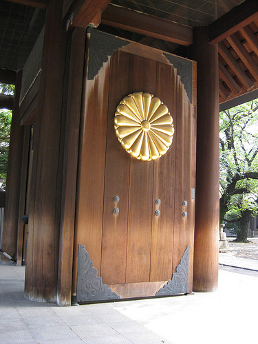 写真: The door of Shinmon, Yasukuni Jinja