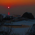 写真: 流氷の海に陽が落ちて♪