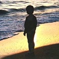 写真: 海と少年