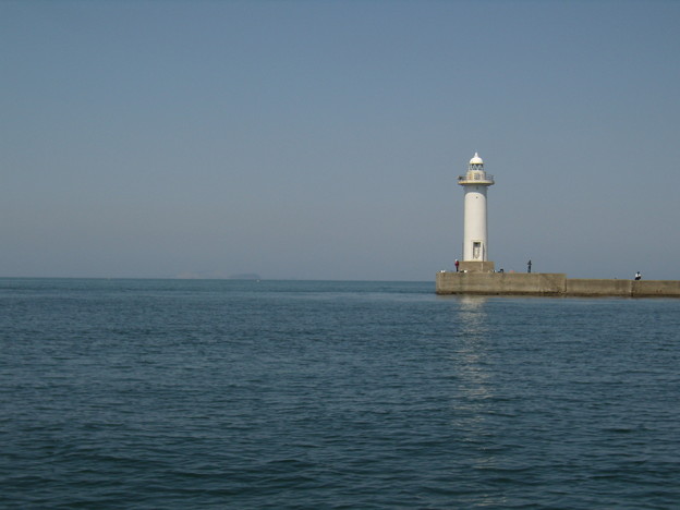 写真: 連休のひと時 - 釣り人と灯台