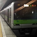 写真: 京王新線新宿駅4番線 都営10-320F区急調布行き乗務員交代