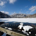 写真: 凍る湯ノ湖