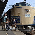 写真: 583系快速弘前さくらまつり号とパチリ＠秋田駅
