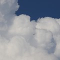 雷雲に飛び込む飛行機
