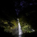 写真: 夜の瀑布