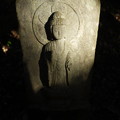 写真: ちょうど光が差して素晴らしい日本最古の善光寺如来像（の、レプリカ石像バージョン）