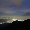 写真: 名峰富士と数多の光
