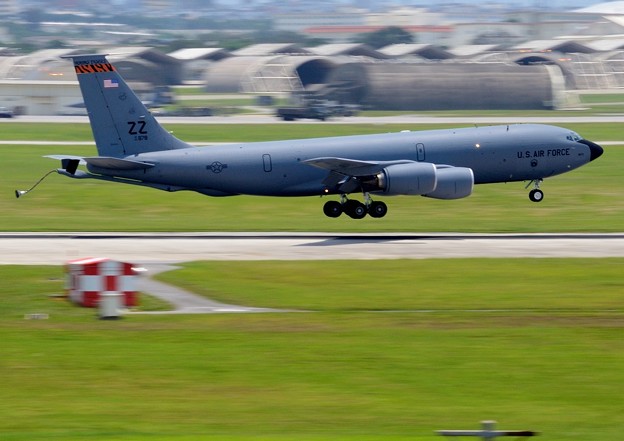 写真: 嘉手納基地　KC-135