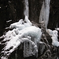 写真: 凍った不動滝