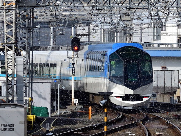 2020_0209_100123　京都駅を出ていく「しまかぜ」