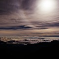写真: 月に照らされる雲海