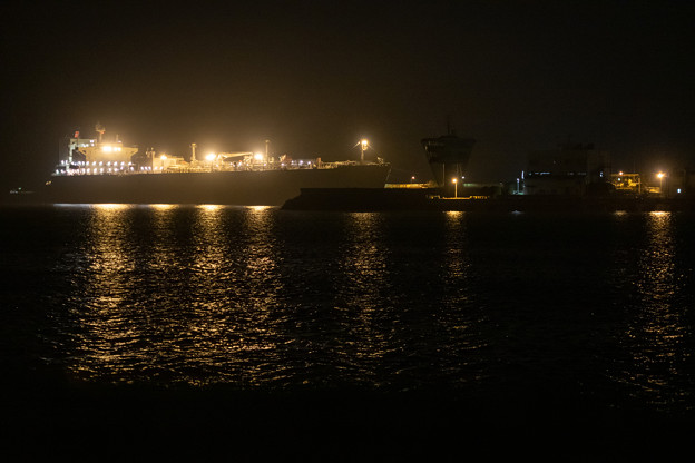 写真: 夜のタンカー