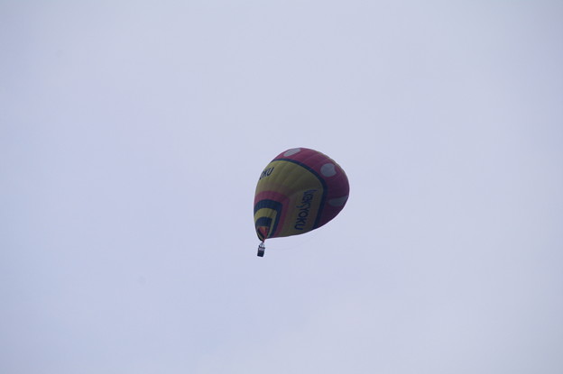 写真: 風にあおられる熱気球