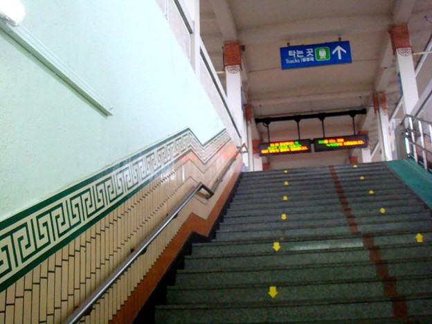 写真: 慶州駅階段