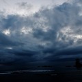雨晴海岸 ＞＞： 分厚い雲で覆われる空（今日の雨晴海岸） IMG_2556