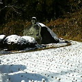 写真: 雪の万治の石仏3