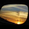 写真: バックミラーに映った夕焼け