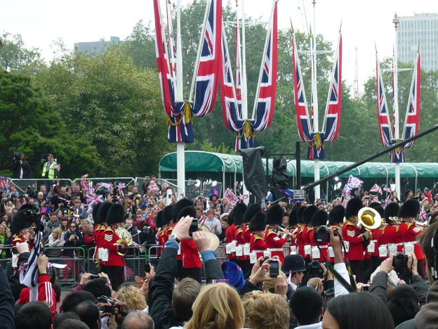 写真: 英国衛兵隊の行進