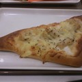 写真: ジャーマンポテトのふっくらピザ