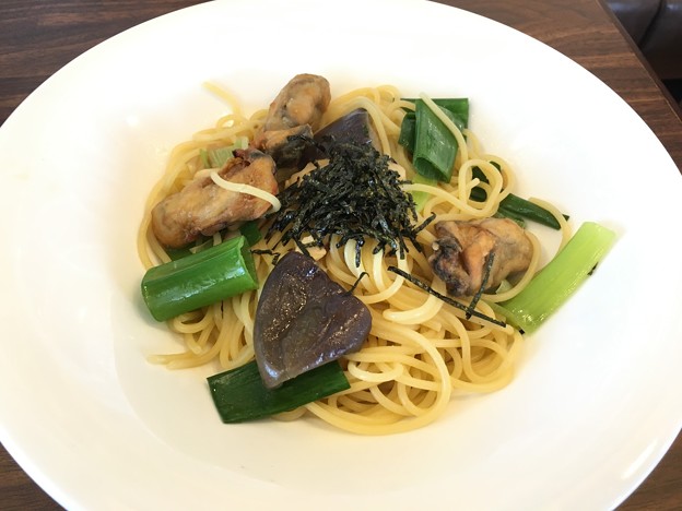 写真: 広島産牡蠣と松茸と九条ネギの和風スパゲッティ