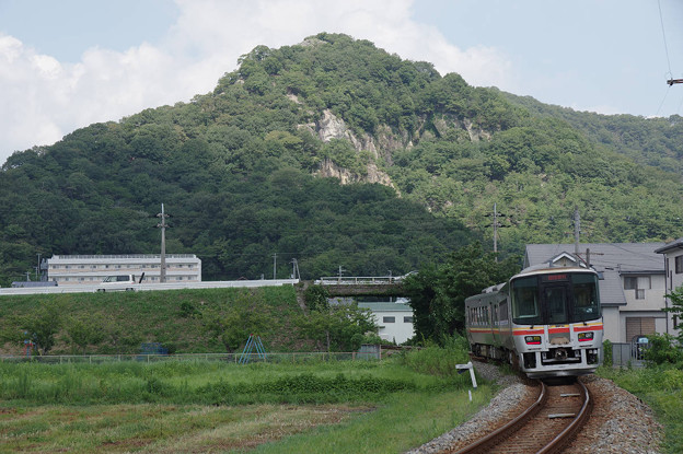s7848_觜崎の屏風岩と姫新線