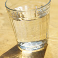 写真: グラスと水