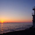 写真: 夕日と灯台