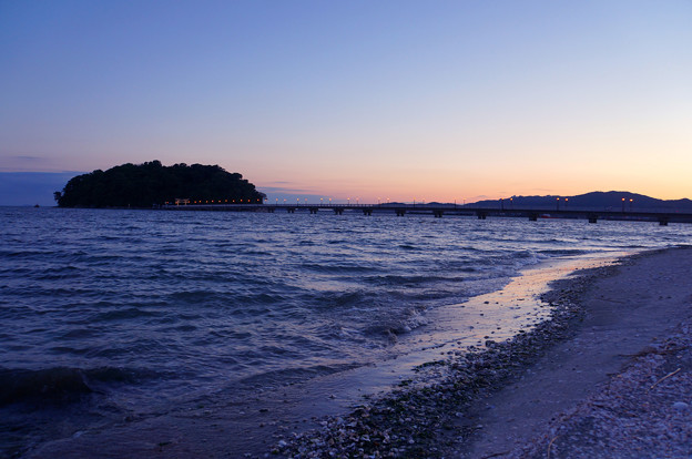 写真: 夕暮れの竹島