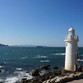 写真: 灯台と海