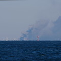 写真: 東京湾と黒煙４