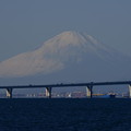 写真: アクアラインと富士山