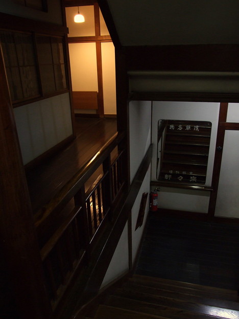 写真: 廊下と階段