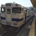 写真: 南郷駅に停車した快速列車