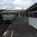 写真: 新夕張方面へ向かう普通列車が到着