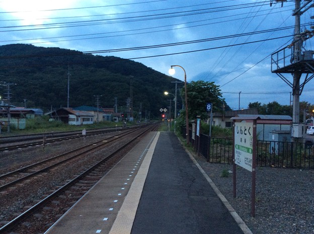 新得駅より富良野・新夕張方面を望む