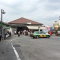 写真: 鶯谷駅にてタクシーを待つ女性の行列