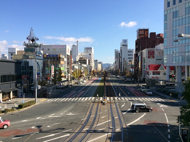 写真: 豊橋駅から路面電車の鉄路を望む